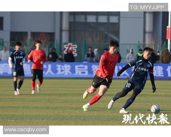 男子化身足球明星在街头引发围观粉丝热潮展现惊人球技